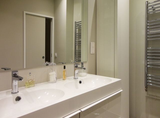 trouvez un artisan sp&eacute;cialis&eacute; dans la r&eacute;novation et l&rsquo;am&eacute;nagement de salle de bains &agrave; paris 13. services sur mesure, devis gratuit et accompagnement personnalis&eacute; pour tous vos projets.