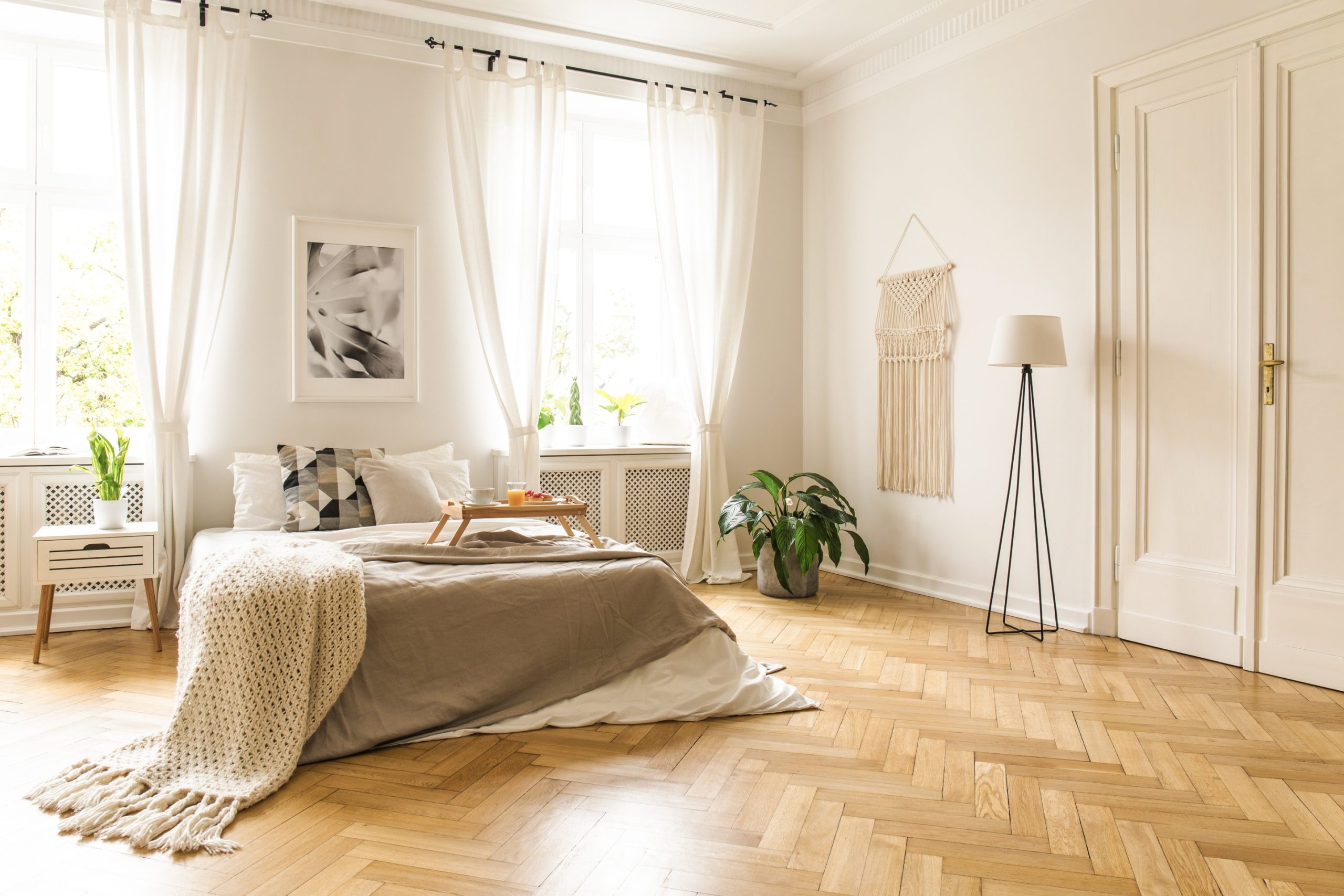 d&eacute;couvrez tout ce qu&rsquo;il faut savoir sur le prix de la pose de parquet : tarifs au m&sup2;, facteurs qui influencent le co&ucirc;t, conseils pour bien choisir un artisan et optimiser votre budget travaux.