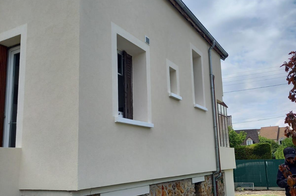 découvrez tout ce qu'il faut savoir sur le prix d’un ravalement de façade : facteurs influençant le coût, fourchette de prix au mètre carré et conseils pour estimer votre budget en 2024.