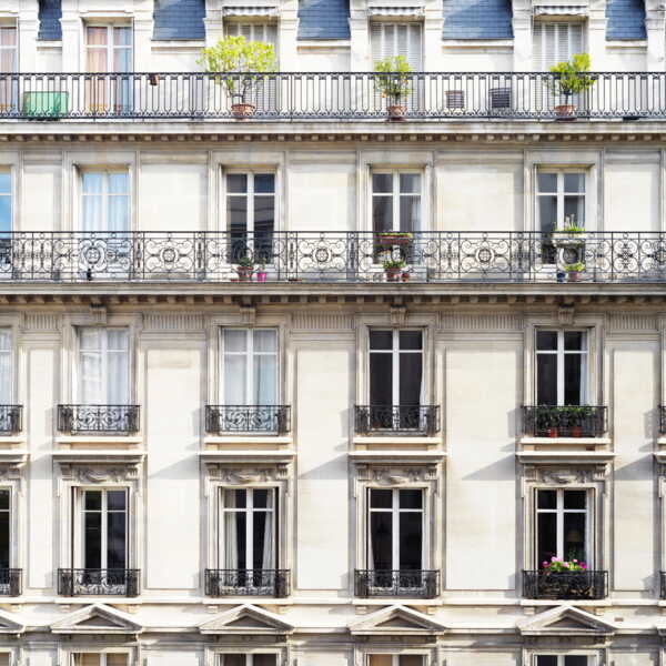 d&eacute;couvrez nos services de r&eacute;novation &agrave; paris : transformation de maisons et appartements, travaux sur mesure, accompagnement professionnel et devis gratuit pour vos projets parisiens.