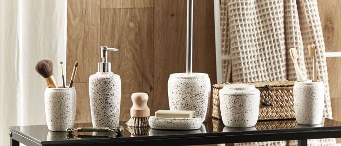 découvrez notre sélection d'accessoires pour salle de bain : des articles pratiques et élégants pour organiser, décorer et optimiser votre espace au quotidien.