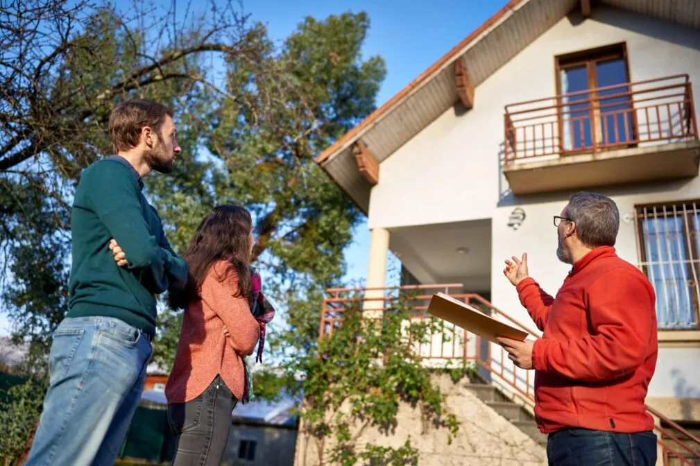 bénéficiez d’un accompagnement sur-mesure pour votre projet de rénovation : conseils, suivi des travaux, aide administrative et sélection d’artisans qualifiés, pour une rénovation sereine et réussie.