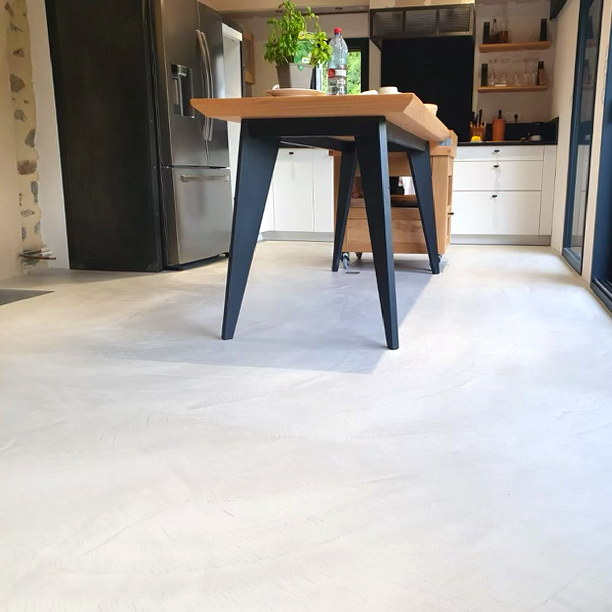 découvrez le béton ciré : un revêtement moderne, esthétique et durable idéal pour sols, murs, cuisines et salles de bains. guide d'application, avantages et inspirations déco.