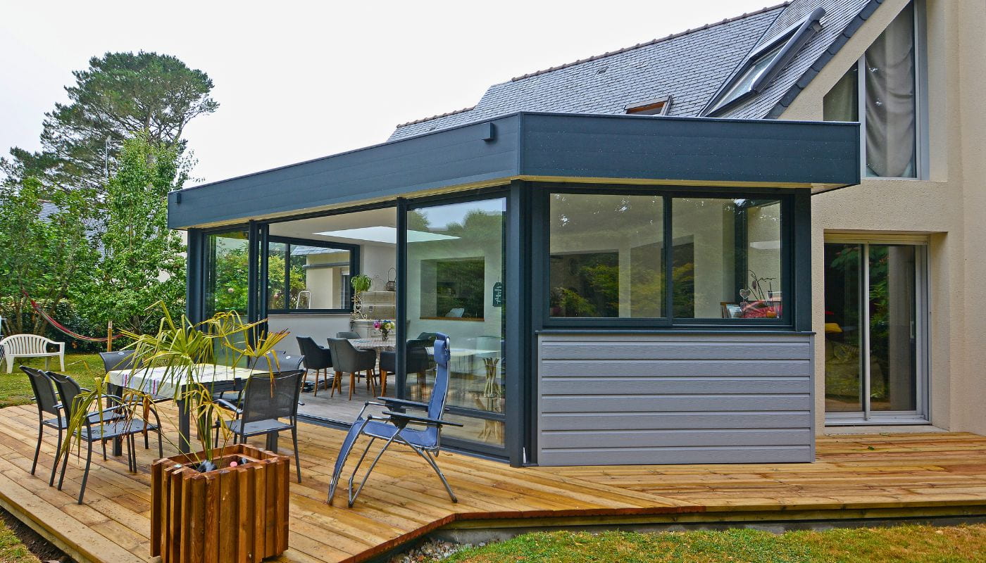 d&eacute;couvrez tout ce qu&rsquo;il faut savoir sur le co&ucirc;t d&rsquo;une extension de maison : prix au m&sup2;, facteurs influen&ccedil;ant le budget, conseils pour optimiser votre projet et estimer pr&eacute;cis&eacute;ment vos travaux d&rsquo;agrandissement.