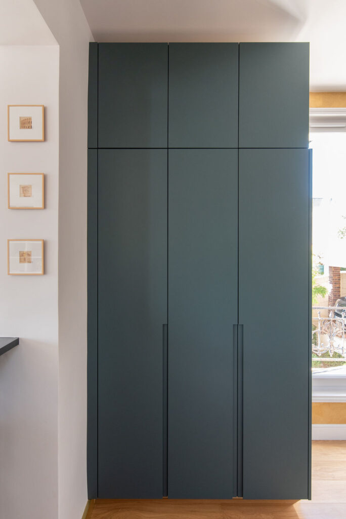 Créer un dressing lors de la rénovation de votre appartement à Paris 13 offrez une seconde vie à votre dressing avec notre service de rénovation à paris 13. solutions sur-mesure, matériaux de qualité et finitions soignées pour optimiser votre espace de rangement.