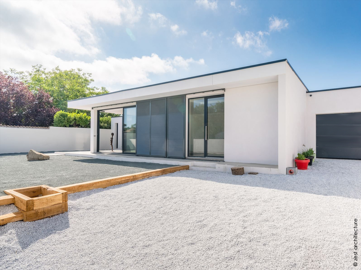 d&eacute;couvrez le mode de vie &eacute;pur&eacute; avec une maison minimaliste : astuces de d&eacute;coration, organisation intelligente et inspiration pour un int&eacute;rieur moderne, fonctionnel et apaisant.