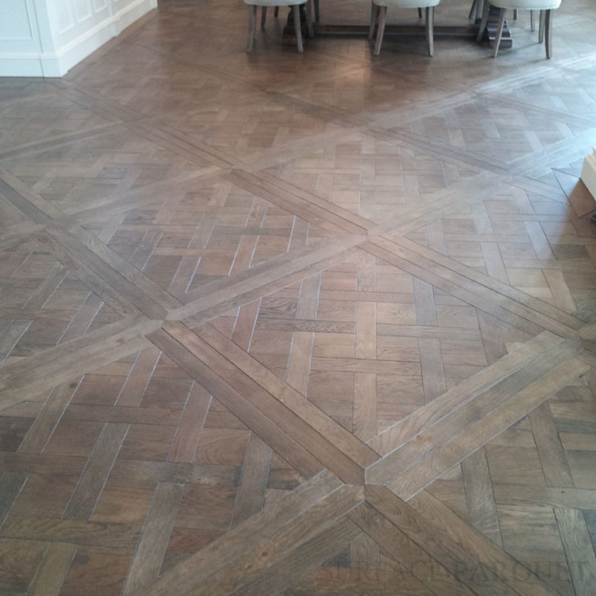 parquet à la versailles découvrez le parquet versailles, un revêtement de sol en bois au motif élégant et historique, idéal pour donner un cachet authentique et raffiné à votre intérieur. qualité, prestige et charme intemporel.