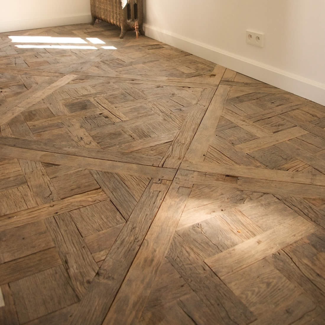 découvrez le charme intemporel du parquet versailles, un revêtement de sol prestigieux aux motifs élégants, idéal pour apporter raffinement et authenticité à votre intérieur.
