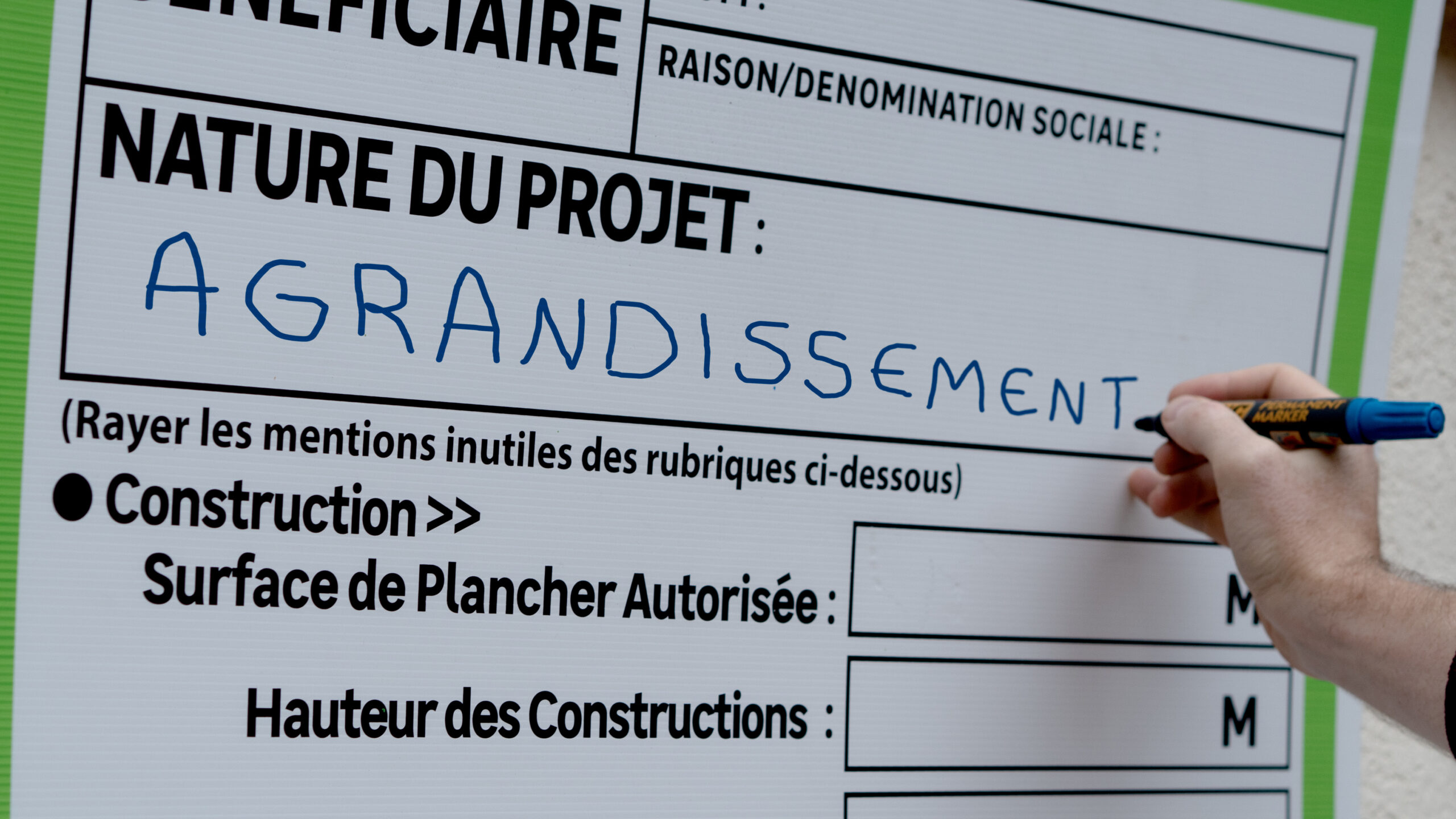 d&eacute;couvrez les diff&eacute;rences entre le permis et la d&eacute;claration, et informez-vous sur les d&eacute;marches &agrave; suivre pour vos projets de construction ou de r&eacute;novation.