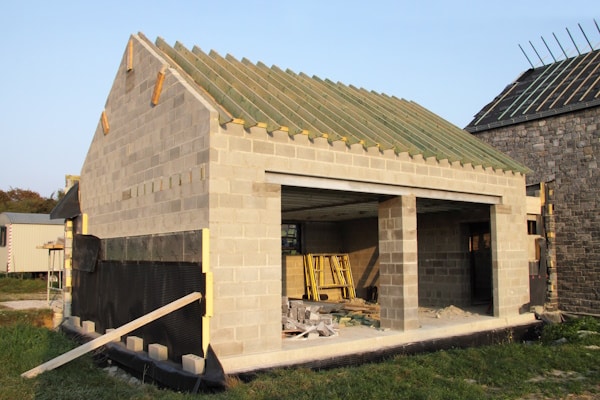 d&eacute;couvrez les diff&eacute;rents prix pour la construction ou l&rsquo;achat d&rsquo;un garage. comparez les co&ucirc;ts selon le type de garage, les mat&eacute;riaux et la superficie pour faire le meilleur choix adapt&eacute; &agrave; votre budget.