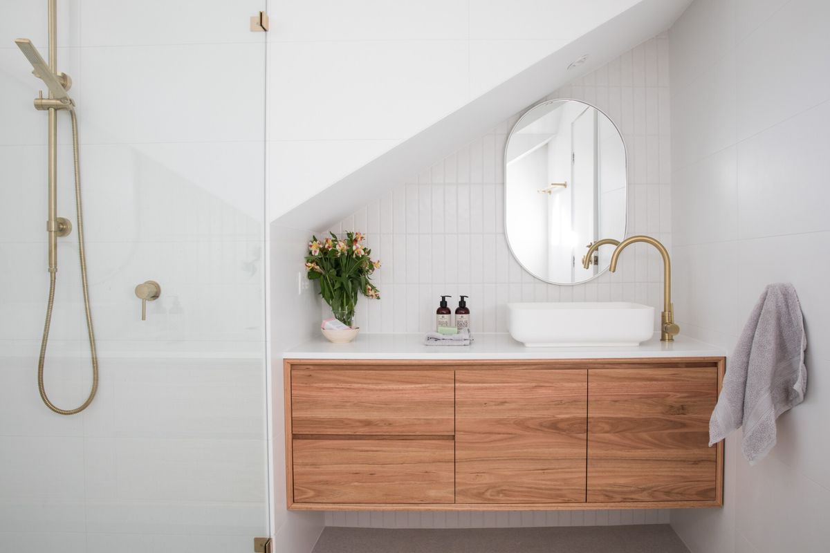 d&eacute;couvrez les tendances 2025 pour la r&eacute;novation de salle de bain : id&eacute;es modernes, conseils pratiques et mat&eacute;riaux innovants pour transformer votre espace en un lieu de bien-&ecirc;tre.