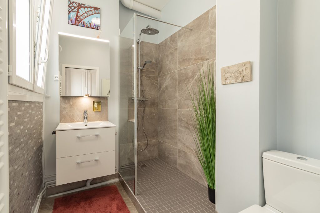 confiez la r&eacute;novation de votre salle de bain &agrave; paris 13 &agrave; nos experts : conception sur mesure, mat&eacute;riaux de qualit&eacute;, devis gratuit et accompagnement personnalis&eacute; pour transformer votre espace selon vos envies.