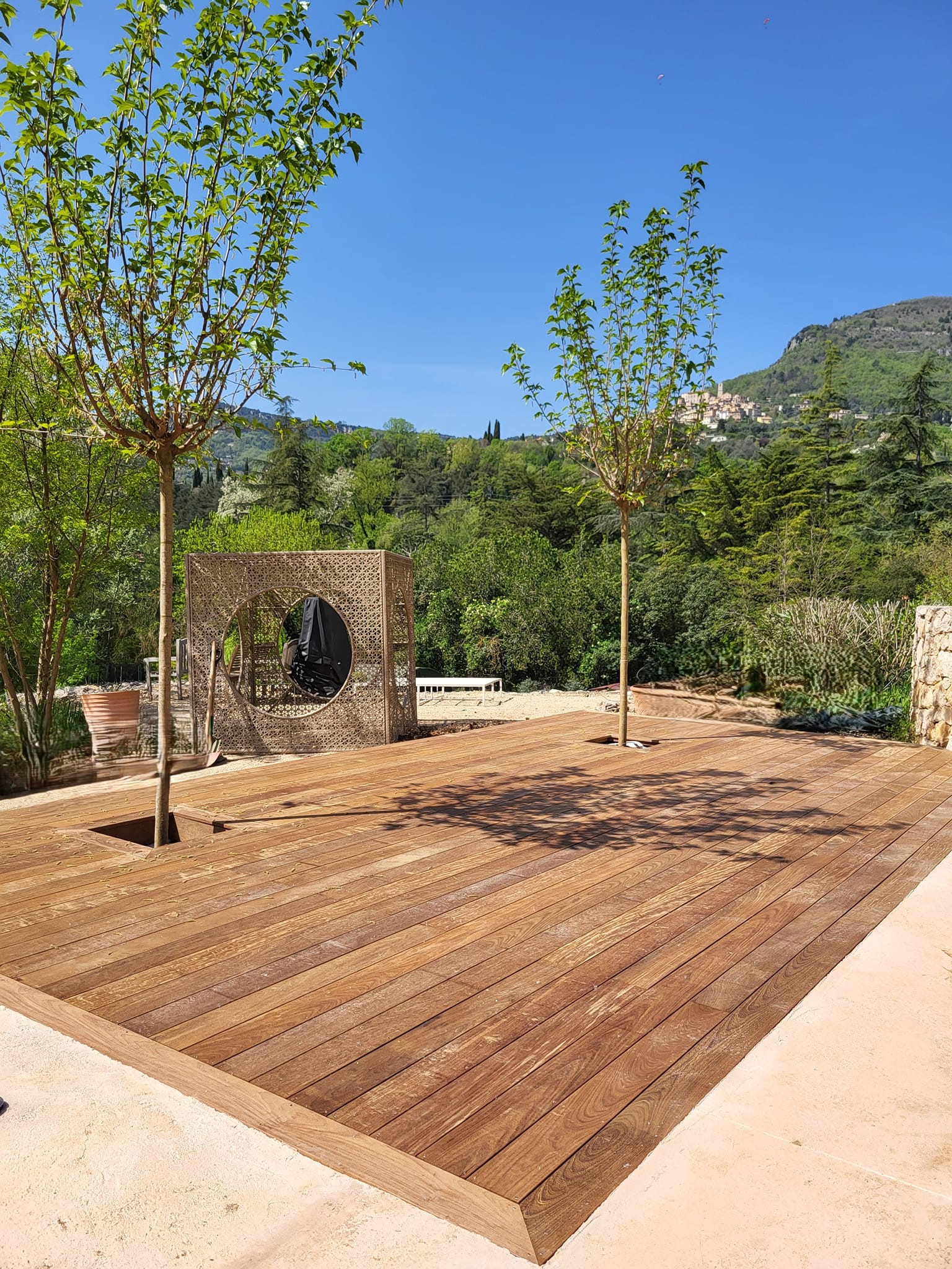 découvrez des idées et conseils pour aménager votre terrasse afin d'en faire un espace extérieur convivial, élégant et confortable, adapté à tous vos moments de détente ou de réception.